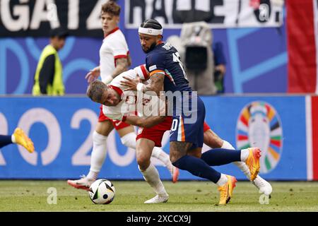 HAMBOURG - (de gauche à droite) Taras Romanczuk de Pologne, Memphis Depay de Hollande lors du match du groupe d de l'UEFA EURO 2024 opposant la Pologne aux pays-Bas au Volksparkstadion le 16 juin 2024 à Hambourg, Allemagne. ANP MAURICE VAN STEEN Banque D'Images