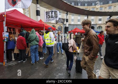 Brussel, Belgique. 16 juin 2024. Cette photo montre une action de protestation de l'organisation de défense des droits des animaux 'Bite Back' à Bruxelles le dimanche 16 juin 2024 pour demander plus d'aide financière pour la production d'aliments à base de plantes. Les manifestants affirment qu’un régime végétalien est meilleur pour les animaux, la santé humaine et le climat. BELGA PHOTO NICOLAS MAETERLINCK crédit : Belga News Agency/Alamy Live News Banque D'Images