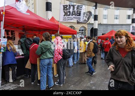 Brussel, Belgique. 16 juin 2024. Cette photo montre une action de protestation de l'organisation de défense des droits des animaux 'Bite Back' à Bruxelles le dimanche 16 juin 2024 pour demander plus d'aide financière pour la production d'aliments à base de plantes. Les manifestants affirment qu’un régime végétalien est meilleur pour les animaux, la santé humaine et le climat. BELGA PHOTO NICOLAS MAETERLINCK crédit : Belga News Agency/Alamy Live News Banque D'Images