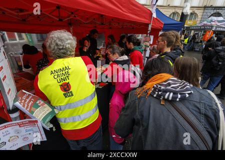 Brussel, Belgique. 16 juin 2024. Cette photo montre une action de protestation de l'organisation de défense des droits des animaux 'Bite Back' à Bruxelles le dimanche 16 juin 2024 pour demander plus d'aide financière pour la production d'aliments à base de plantes. Les manifestants affirment qu’un régime végétalien est meilleur pour les animaux, la santé humaine et le climat. BELGA PHOTO NICOLAS MAETERLINCK crédit : Belga News Agency/Alamy Live News Banque D'Images