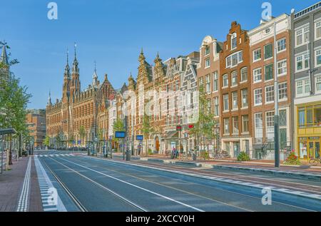 Amsterdam, Hollande - 11 août 2023 : vue sur les maisons anciennes typiques de la ville d'ol Banque D'Images