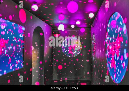 Amsterdam, Hollande - 12 août 2023 : effets artistiques de lumières, de couleurs et de reflets dans le musée Moco Banque D'Images