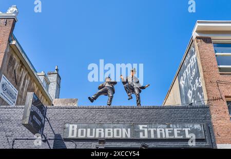 Amsterdam, Hollande - 12 août 2023 : statues dansantes des Blue Brithers au-dessus d'un café-bar de style américain dans la vieille ville Banque D'Images