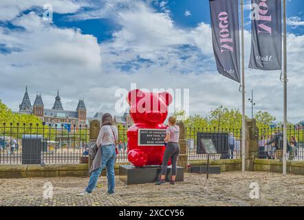 Amsterdam, Hollande - 12 août 2023 : la place du Museumplain vue depuis la cour du musée Moco Banque D'Images