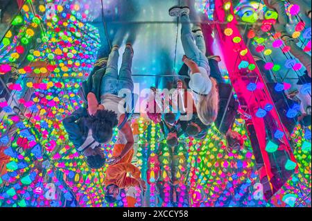Amsterdam, Hollande - 12 août 2023 : effets artistiques de lumières, de couleurs et de reflets dans le musée Moco Banque D'Images