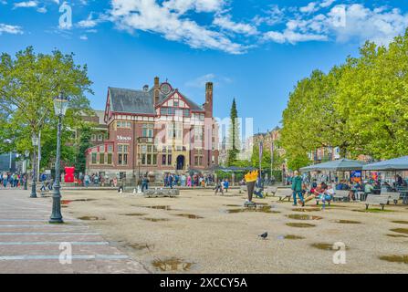 Amsterdam, Hollande - 12 août 2023 : la place du Museumplain vue depuis la cour du musée Moco Banque D'Images