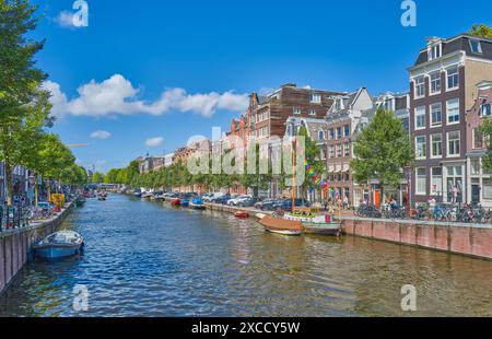 Amsterdam, Hollande - 12 août 2023. Maisons de style traditionnel sur la rive du canal dans la vieille ville Banque D'Images