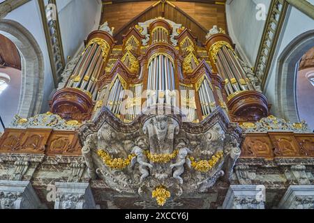 Amsterdam, Hollande - 12 août 2023 : orgue entièrement décoré de la vieille église Banque D'Images