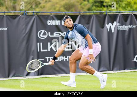 Ilkley, Royaume-Uni, 16 juin 2024, Jay Clarke VS Benjamin Bonzi Qualifying match au Ilkley Lawn Tennis and Squash Club, crédit Aaron Badkin/Alamy Live News. Banque D'Images