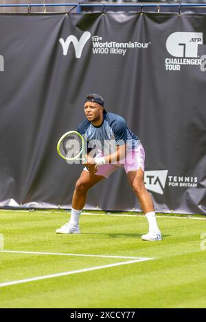 Ilkley, Royaume-Uni, 16 juin 2024, Jay Clarke VS Benjamin Bonzi Qualifying match au Ilkley Lawn Tennis and Squash Club, crédit Aaron Badkin/Alamy Live News. Banque D'Images