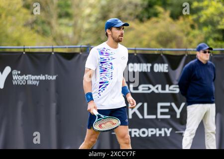 Ilkley, Royaume-Uni, 16 juin 2024, Jay Clarke VS Benjamin Bonzi Qualifying match au Ilkley Lawn Tennis and Squash Club, crédit Aaron Badkin/Alamy Live News. Banque D'Images