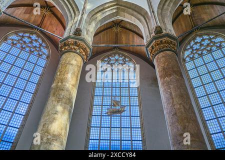 Amsterdam, Hollande - 12 août 2023 : un petit navire ancien dans l'abside de la vieille Curch Banque D'Images