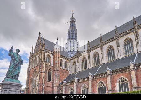 Haarlem, Hollande, vieille ville, l'église de Bavo (Grote Kerk) avec la statue de Mr. Laurens Janszoon Coster Banque D'Images