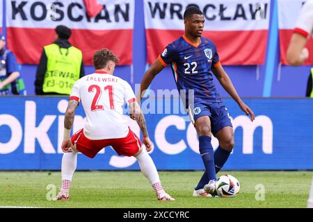HAMBOURG, ALLEMAGNE - 16 JUIN : Nicola Zalewski, de Pologne, lutte pour le ballon avec Denzel Dumfries, des pays-Bas, lors du match Groupe d - UEFA EURO 2024 opposant la Pologne et les pays-Bas au Volksparkstadion le 16 juin 2024 à Hambourg, Allemagne. (Photo de Peter Lous/BSR Agency) Banque D'Images