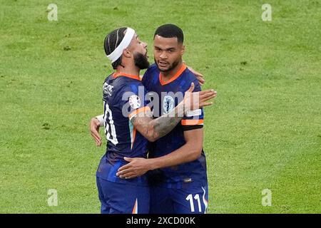 Hambourg, Allemagne. 16 juin 2024. Football : Championnat d'Europe, Pologne - pays-Bas, tour préliminaire, groupe d, jour de match 1, Volksparkstadion Hamburg, Cody Gakpo des pays-Bas (R) célèbre après son objectif de faire 1:1 avec Memphis Depay. Crédit : Marcus Brandt/dpa/Alamy Live News Banque D'Images