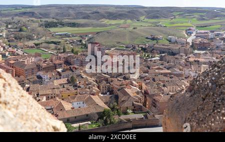 Vue aérienne du village médiéval de Molina de Aragon dans la province de Guadalajara où l'on peut voir des maisons et des toits de la même couleur et pierre. Banque D'Images