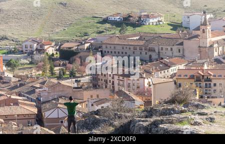 Personne caucasienne profitant du paysage et de sa liberté avec des vues aériennes spectaculaires de la ville médiévale de Molina de Aragon. Banque D'Images