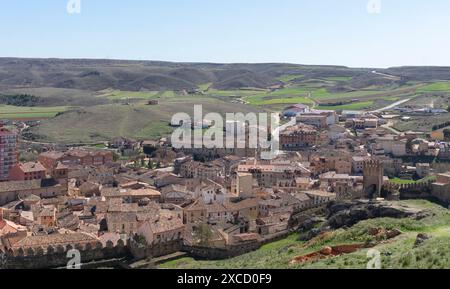 Vue panoramique sur le village médiéval de Molina de Aragon depuis le château avec des prairies verdoyantes sur une journée d'été avec le ciel bleu. Banque D'Images