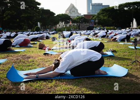 Bangkok, Thaïlande. 16 juin 2024. Les amateurs de yoga participent à l'activité la Journée internationale du yoga 2024 sur le terrain en face de l'Université Chulalongkorn le 16 juin 2024 à Bangkok, Thaïlande. (Photo de Teera Noisakran/Pacific Press) crédit : Pacific Press Media production Corp./Alamy Live News Banque D'Images