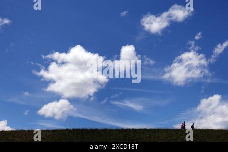 Lechbruck, Allemagne. 16 juin 2024. Les cyclistes longent les berges du réservoir Lech sous un ciel bleu-blanc. Crédit : Karl-Josef Hildenbrand/dpa/Alamy Live News Banque D'Images