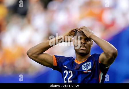 HAMBOURG - Denzel Dumfries de Hollande lors du match du groupe d de l'UEFA EURO 2024 opposant la Pologne aux pays-Bas au Volksparkstadion le 16 juin 2024 à Hambourg, Allemagne. ANP KOEN VAN WEEL Banque D'Images