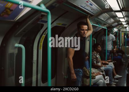 ANDREW SCOTT dans ALL OF US STRANGERS (2023), réalisé par ANDREW HAIGH. Crédit : Blueprint Pictures/Film4 Productions/Fox Searchlight/album Banque D'Images