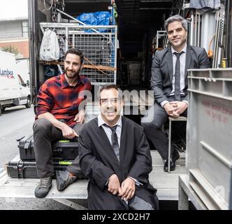 DANI ROVIRA, ERNESTO SEVILLA et El LANGUI dans CUERPO ESCOMBRO (2024), réalisé par CURRO VELAZQUEZ. Crédit : MORENA FILMS / HERRANZ, DAVID / album Banque D'Images