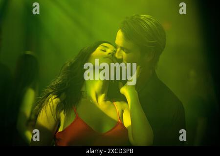 GLEN POWELL et ADRIA ARJONA dans HIT MAN (2023), réalisé par RICHARD LINKLATER. Crédit : AGC Studios/Barnstorm Productions/Detour Pictures/Cinetic Media/Aggregate films/album Banque D'Images