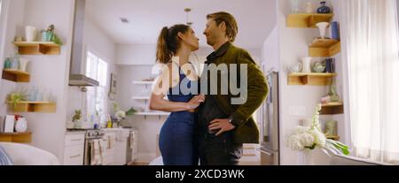 GLEN POWELL et ADRIA ARJONA dans HIT MAN (2023), réalisé par RICHARD LINKLATER. Crédit : AGC Studios/Barnstorm Productions/Detour Pictures/Cinetic Media/Aggregate films/album Banque D'Images