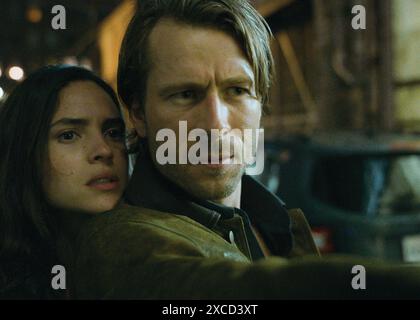 GLEN POWELL et ADRIA ARJONA dans HIT MAN (2023), réalisé par RICHARD LINKLATER. Crédit : AGC Studios/Barnstorm Productions/Detour Pictures/Cinetic Media/Aggregate films/album Banque D'Images