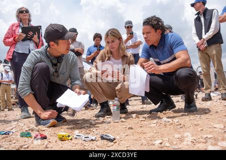 ANTHONY RAMOS, DAISY EDGAR-JONES ET LEE ISAAC CHUNG DANS TWISTERS (2024), RÉALISÉ PAR LEE ISAAC CHUNG. Crédit : Amblin Entertainment/The Kennedy/Marshall Company/Universal Pictures/Warner Bros/Lightnin' production Rentals / album Banque D'Images