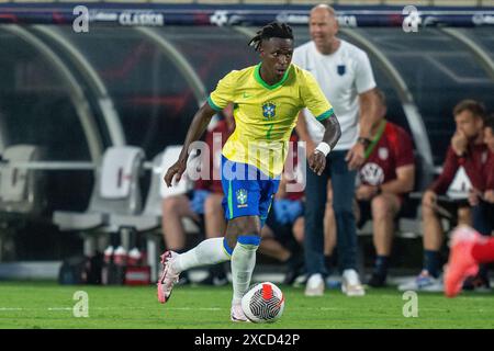 L'attaquant de l'équipe nationale du Brésil Vinícius Júnior (7) dribble en avant lors de l'International Soccer Friendly entre l'USMNT et le Brésil au Camping World Stadium à Orlando, en Floride, le 12 juin 2024. Les équipes ont terminé dans un match nul de 1-1 pour leur dernier match de réglage avant le tournoi Copa America 2024. (Max Siker / image du sport) Banque D'Images