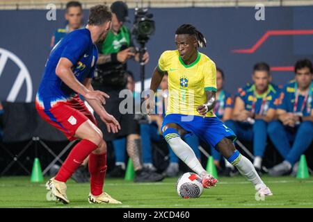 L'attaquant de l'équipe nationale du Brésil Vinícius Júnior (7) cherche un endroit pour attaquer lors de l'International Soccer Friendly entre l'USMNT et le Brésil au Camping World Stadium à Orlando, en Floride, le 12 juin 2024. Les équipes ont terminé dans un match nul de 1-1 pour leur dernier match de réglage avant le tournoi Copa America 2024. (Max Siker / image du sport) Banque D'Images