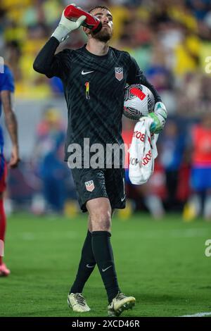 Matt Turner, gardien de but de l'équipe nationale masculine des États-Unis (1), boit d'une bouteille d'eau lors d'une pause hydratante lors de l'International Soccer Friendly entre l'USMNT et le Brésil au Camping World Stadium à Orlando, en Floride, le 12 juin 2024. Les équipes ont terminé dans un match nul de 1-1 pour leur dernier match de réglage avant le tournoi Copa America 2024. (Max Siker / image du sport) Banque D'Images