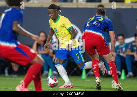 L'attaquant de l'équipe nationale du Brésil Vinícius Júnior (7) cherche un endroit pour attaquer lors de l'International Soccer Friendly entre l'USMNT et le Brésil au Camping World Stadium à Orlando, en Floride, le 12 juin 2024. Les équipes ont terminé dans un match nul de 1-1 pour leur dernier match de réglage avant le tournoi Copa America 2024. (Max Siker / image du sport) Banque D'Images