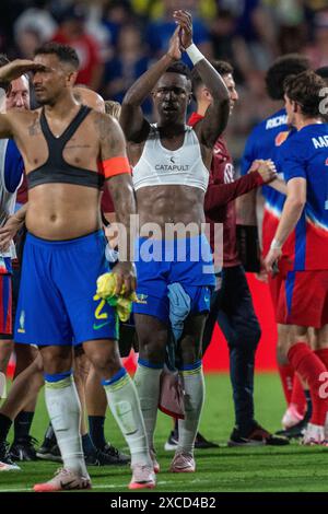 L'attaquant de l'équipe nationale du Brésil Vinícius Júnior (7) salue la foule après l'International Soccer Friendly entre l'USMNT et le Brésil au Camping World Stadium à Orlando, en Floride, le 12 juin 2024. Les équipes ont terminé dans un match nul de 1-1 pour leur dernier match de réglage avant le tournoi Copa America 2024. (Max Siker / image du sport) Banque D'Images