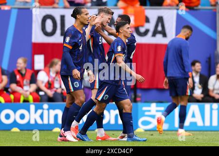 HAMBOURG, ALLEMAGNE - 16 JUIN : Wout Weghorst, des pays-Bas, célèbre après avoir marqué le deuxième but de l'équipe avec Denzel Dumfries, des pays-Bas, Virgil van Dijk, des pays-Bas, et Tijjani Reijnders, des pays-Bas, lors du match Groupe d - UEFA EURO 2024 opposant la Pologne et les pays-Bas au Volksparkstadion le 16 juin 2024 à Hambourg, Allemagne. (Photo de Peter Lous/BSR Agency) Banque D'Images