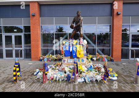 Les fans de Leeds Rhinos rendent hommage à Rob Burrow CBE à la statue John Holmes au stade Headingley depuis sa mort le 2 juin 2024 Banque D'Images