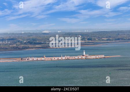 Château de Hurst et phare de Hurst point depuis l'île de Wight, Angleterre, Royaume-Uni, avec Lymington au loin Banque D'Images