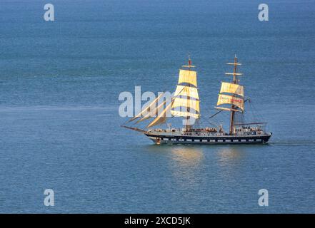 Stavros S Niarchos, Tall Ship, brick commandé par le Tall Ships Youth Trust construit en 2000, au large de l'île de Wight, en Angleterre, au Royaume-Uni Banque D'Images