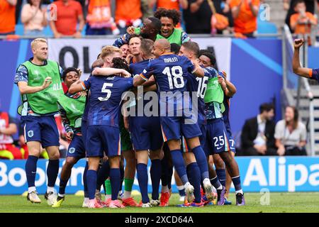 HAMBOURG, ALLEMAGNE - 16 JUIN : Wout Weghorst, des pays-Bas, célèbre son deuxième but avec Lutsharel Geertruida, des pays-Bas, Matthijs de Ligt, Virgil van Dijk, des pays-Bas, Nathan Ake, des pays-Bas, Stefan de Vrij, Xavi Simons des pays-Bas, Georginio Wijnaldum des pays-Bas, Memphis Depay des pays-Bas, Cody Gakpo des pays-Bas, Jeremy Frimpong des pays-Bas, Justin Bijlow des pays-Bas, Tijjani Reijnders des pays-Bas, Joey Veerman des pays-Bas, Daley Blind des pays-Bas Banque D'Images