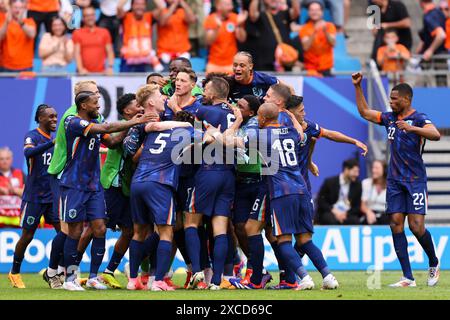 HAMBOURG, ALLEMAGNE - 16 JUIN : Wout Weghorst, des pays-Bas, célèbre son deuxième but avec Lutsharel Geertruida, des pays-Bas, Matthijs de Ligt, Virgil van Dijk, des pays-Bas, Nathan Ake, des pays-Bas, Stefan de Vrij, Xavi Simons des pays-Bas, Georginio Wijnaldum des pays-Bas, Memphis Depay des pays-Bas, Cody Gakpo des pays-Bas, Jeremy Frimpong des pays-Bas, Justin Bijlow des pays-Bas, Tijjani Reijnders des pays-Bas, Joey Veerman des pays-Bas, Daley Blind des pays-Bas Banque D'Images