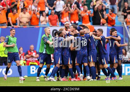 HAMBOURG, ALLEMAGNE - 16 JUIN : Wout Weghorst, des pays-Bas, célèbre son deuxième but avec Lutsharel Geertruida, des pays-Bas, Matthijs de Ligt, Virgil van Dijk, des pays-Bas, Nathan Ake, des pays-Bas, Stefan de Vrij, Xavi Simons des pays-Bas, Georginio Wijnaldum des pays-Bas, Memphis Depay des pays-Bas, Cody Gakpo des pays-Bas, Jeremy Frimpong des pays-Bas, Justin Bijlow des pays-Bas, Tijjani Reijnders des pays-Bas, Joey Veerman des pays-Bas, Daley Blind des pays-Bas Banque D'Images