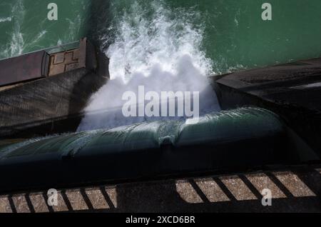 Lechbruck, Allemagne. 16 juin 2024. L'eau du réservoir tombe avec tonnerre dans le Lech au barrage. Crédit : Karl-Josef Hildenbrand/dpa/Alamy Live News Banque D'Images