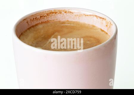 Tasse à café rose avec cappuccino ou latte avec mousse isolé sur fond blanc. Gros plan Banque D'Images