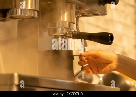Gros plan sur une machine à café dans un café-restaurant. Banque D'Images