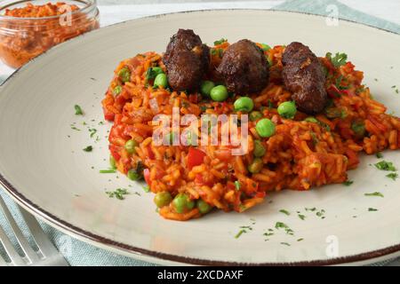 Riz Djuvec avec boulettes de viande - cevapcici - plat traditionnel des Balkans Banque D'Images