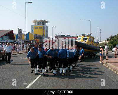 Tour du monde le bateau à moteur Spirit of Cardiff est remorqué dans les rues de Southsea par l'équipage de tir de Portsmouth, célèbre dans le monde entier, le 9 août 2003 Banque D'Images