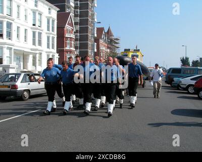 Tour du monde le bateau à moteur Spirit of Cardiff est remorqué dans les rues de Southsea par l'équipage de tir de Portsmouth, célèbre dans le monde entier, le 9 août 2003 Banque D'Images