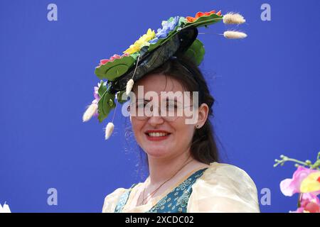 Paris, France. 16 juin 2024. Ambiance lors du Prix de Diane Longines 2024 à l’Hippodrome de Chantilly le 16 juin 2024 à Paris, France. Photo de Nasser Berzane/ABACAPRESS. COM Credit : Abaca Press/Alamy Live News Banque D'Images